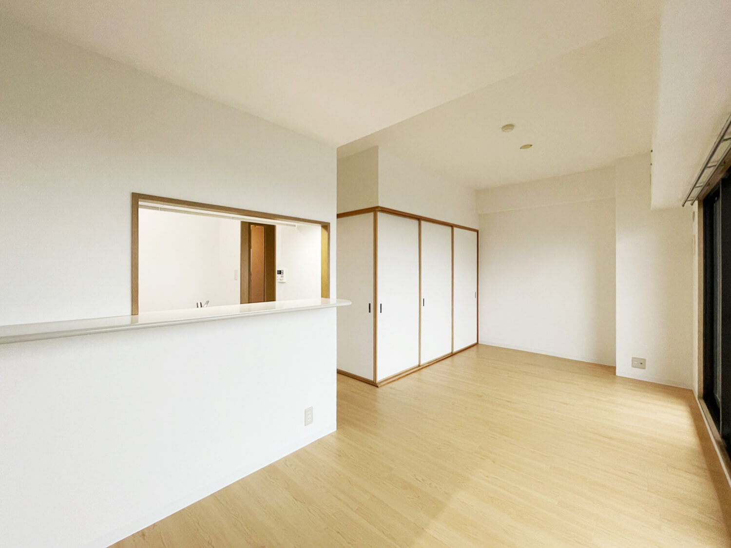 お部屋を広く感じさせる巾木貼替と木部塗装👩‍🎨🎨